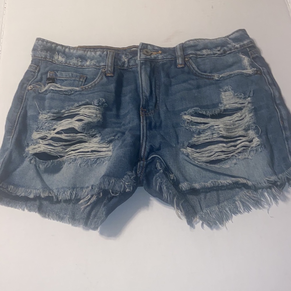 KanCan distressed jean shorts size 7/27